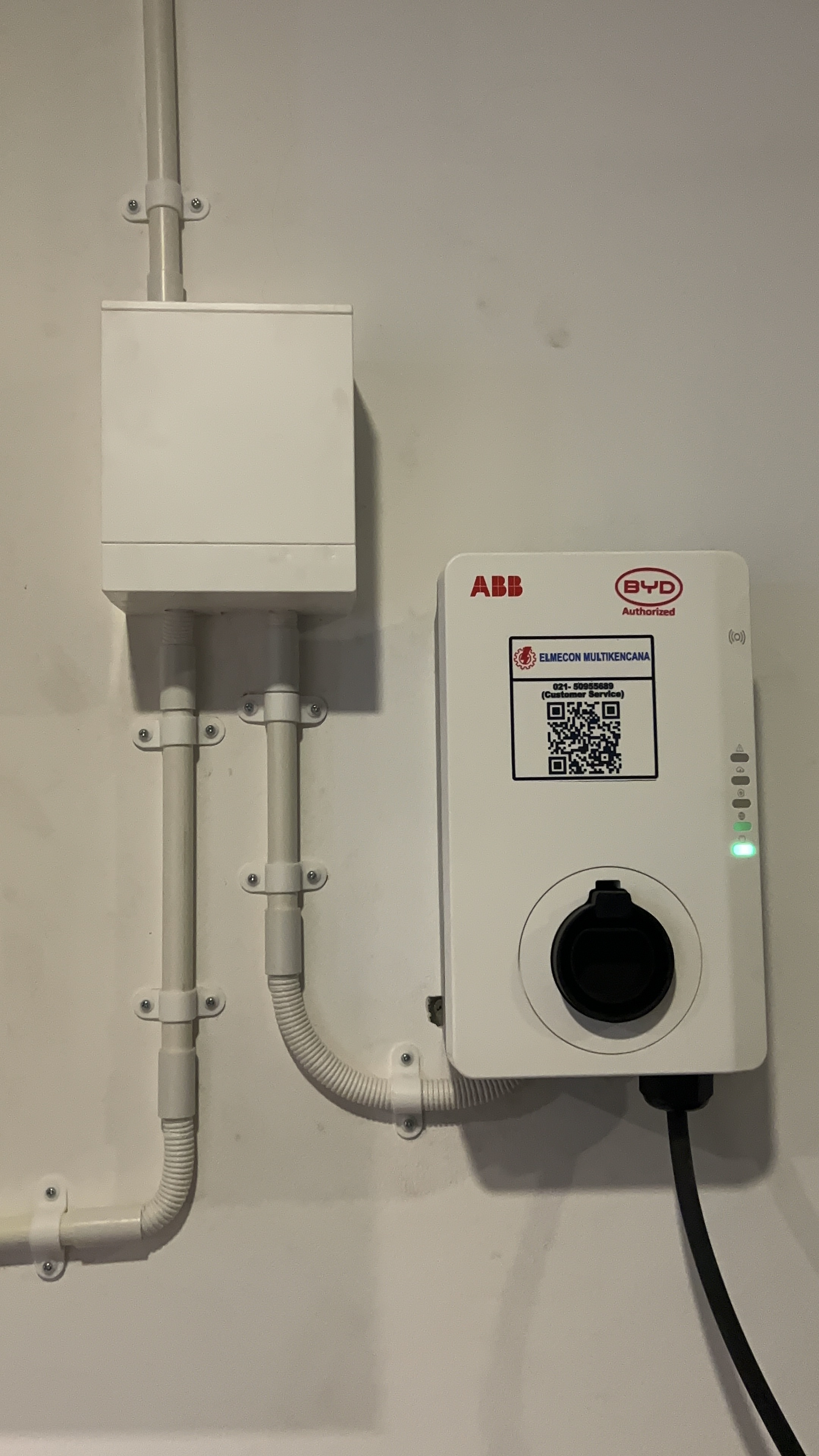Charger ABB terpasang di dinding rumah