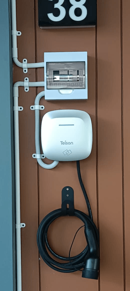 Charger Teison terpasang dan siap pakai